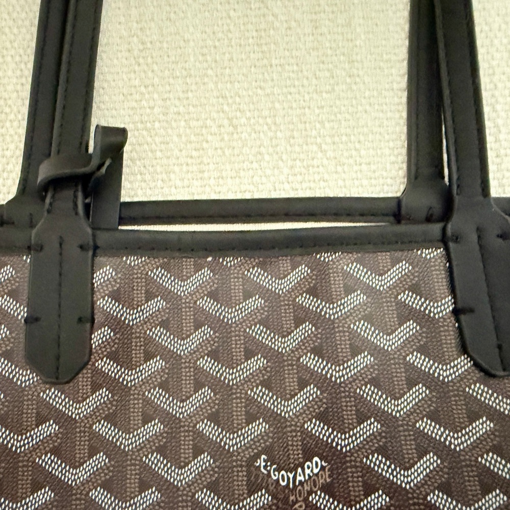 Designer inspired Black Tote with Pouch - Picture 14 of 16